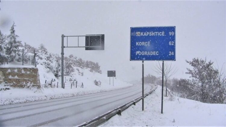 Moti i keq, ndalohet kalimi i kamionëve në Kapshticë