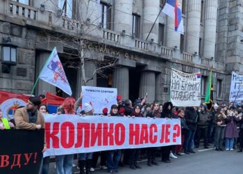 Pankarta për Kosovën në protestat e studentëve në Serbi