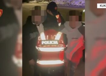 Qarkullonte me kallashnikov me vete, arrestohet 23-vjeçari në Kukës. Në pranga edhe dy bashkëmoshatarë të tij