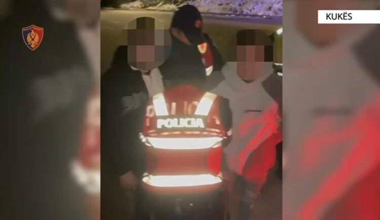 Qarkullonte me kallashnikov me vete, arrestohet 23-vjeçari në Kukës. Në pranga edhe dy bashkëmoshatarë të tij