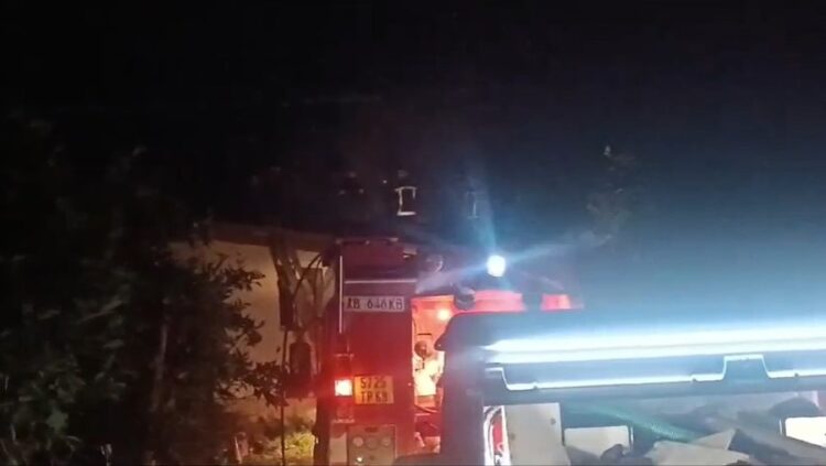 Zjarr në Lushnjë, shkrumbohet banesa