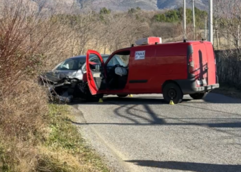 Aksident në Fishtë të Lezhës, “Golfi” përplaset me furgonin