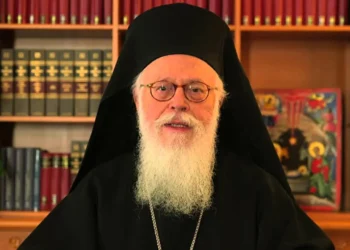 Përkeqësohet gjendja e Kryepeshkopit Janullatos, niset nga spitali i Tiranës drejt Athinës