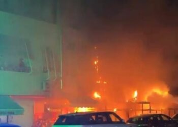 Panik në Tiranë/ Zjarri shkrumbon lokalin dhe rrezikon pallatin, banorët: Zjarrfikësja u vonua 40 minuta