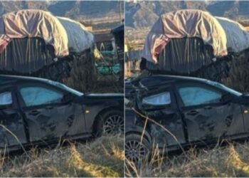 Aksident në Korçë, makina del nga rruga dhe përfundon në parcelë