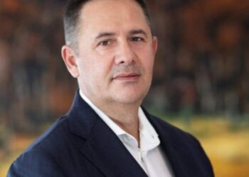 AMP nisi hetim ndaj tij pasi prangosi djalin e Samir Manes, polici pas pak ditësh bie nga kati i 7-ë