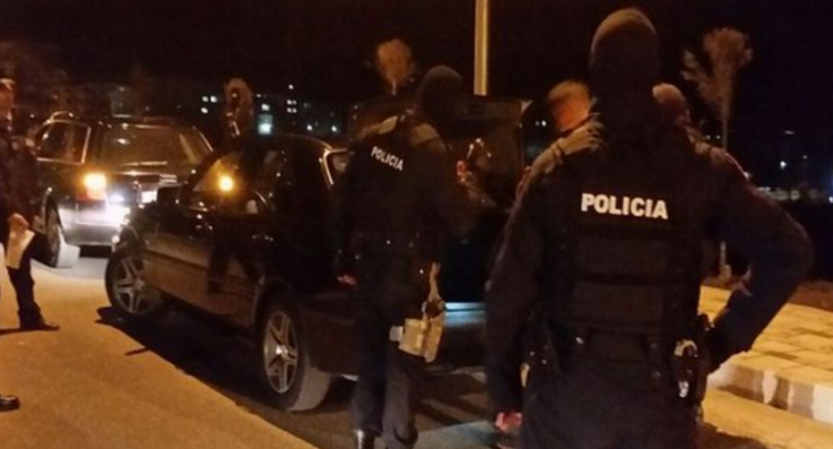 Viti i ri, avazi i vjetër/ Të shtëna me armë në Berat, policia bllokon hyrje-daljet në qytet