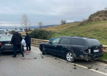 Aksident në Pogradec, përplasen 3 makina. 2 ambulanca në vendngjarje, plagosen 2 fëmijë