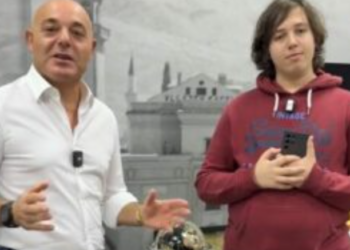VIDEO/ Njihuni me djaloshin shqiptar që zbuloi problemin në telefonat Samsung