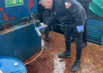 670 mijë litra naftë kontrabandë nga Tunizia/ Sekuestrohet anija në Durrës, 3 në pranga – Video