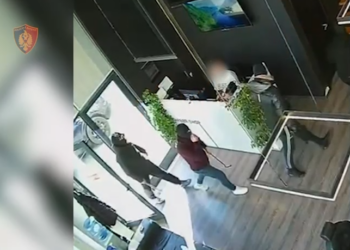 VIDEO/ Plagoset 48-vjeçari në berberhanë, arrestohen 2 persona, 4 në kërkim, mes tyre dhe biznesmeni (Emrat)