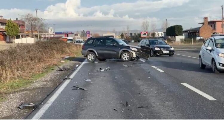 Aksident i rëndë në aksin Lezhë-Milot, dy makina përplasen me autobusin e nxënësve