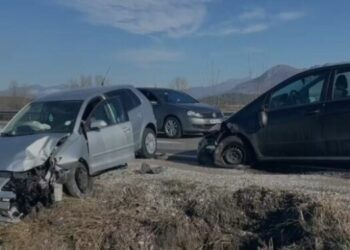Aksident në aksin Lezhë-Shkodër, përfundojnë në spital tre persona