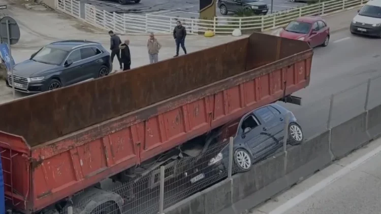 Aksident i frikshëm në autostradën Durrës-Tiranë, kamioni e ngjesh makinën pas trafikndarëses