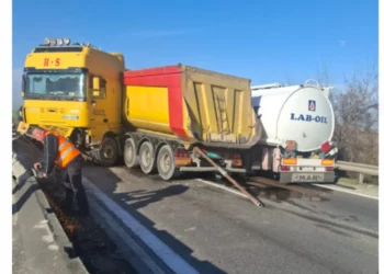 Aksident në aksin autostradën Tiranë-Durrës, përplasen dy mjete të tonazhit të rëndë