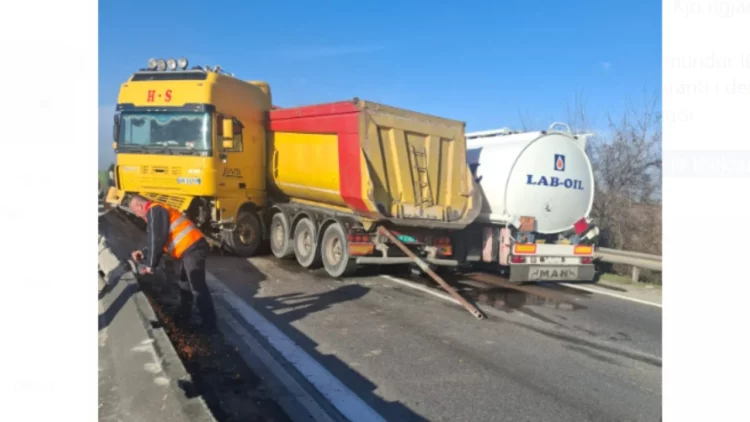 Aksident në aksin autostradën Tiranë-Durrës, përplasen dy mjete të tonazhit të rëndë
