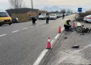Aksident në Lezhë-Shkodër/ Furgoni përplas motorin, plagoset rëndë drejtuesi (Emri)