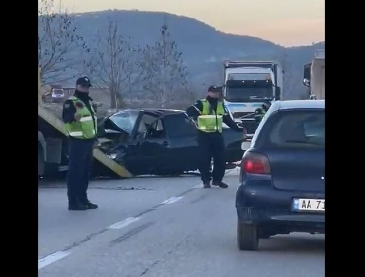 Përplasen dy automjete në aksin Levan- Tepelenë, lëndohen 2 drejtuesit