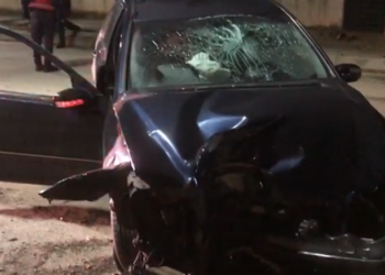 Tiranë/ Makina humb kontrollin dhe përplaset me shtyllat e ndriçimit, dy persona të plagosur