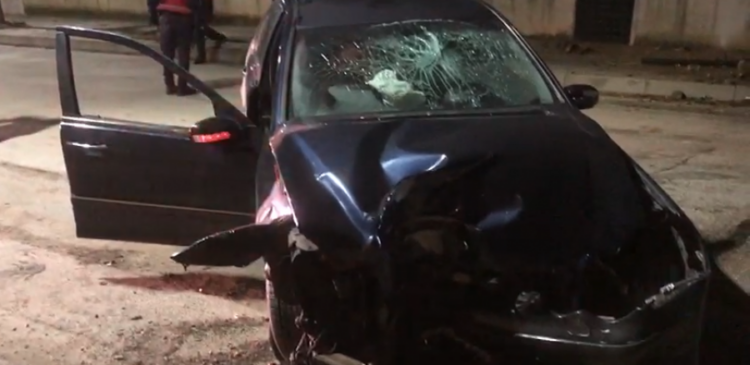 Tiranë/ Makina humb kontrollin dhe përplaset me shtyllat e ndriçimit, dy persona të plagosur