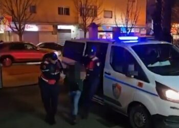 Kanosi një qytetar dhe i mori automjetin, arrestohet 37-vjeçari në Durrës (Emri)