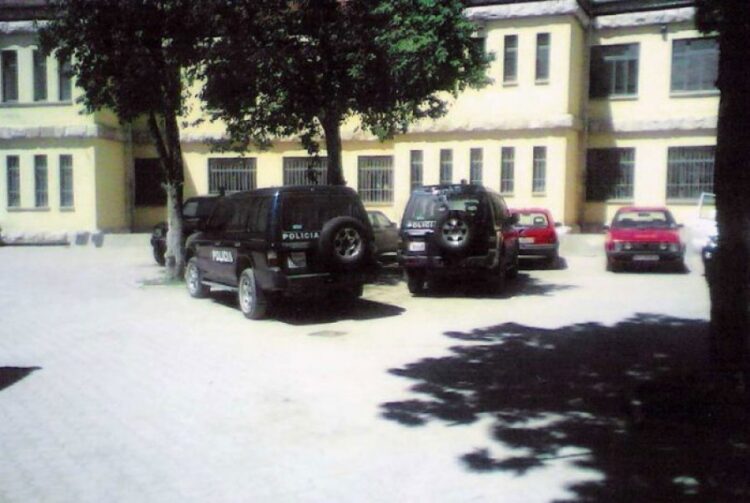 U arrestua për ngacmim seksual të 15-vjeçarit, lihet në qeli babai i 3 fëmijëve