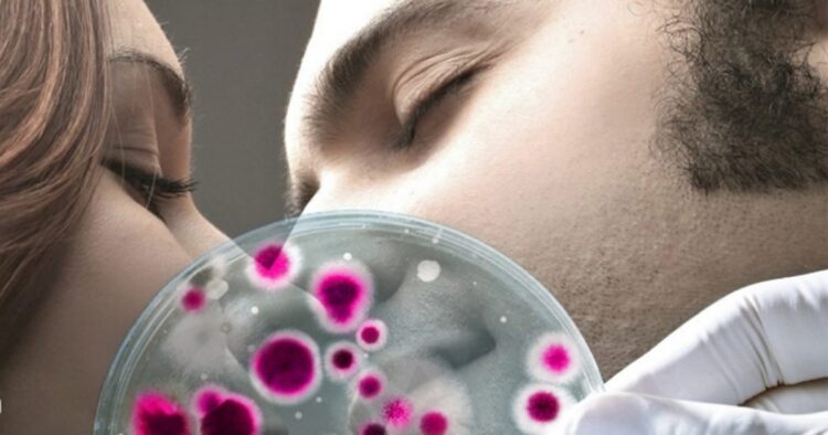 Studimi: 80 milionë baktere i transferoni njëri-tjetrit kur putheni