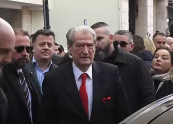 Berisha paraqitet në SPAK, pritet me ovacione nga mbështetësit e tij