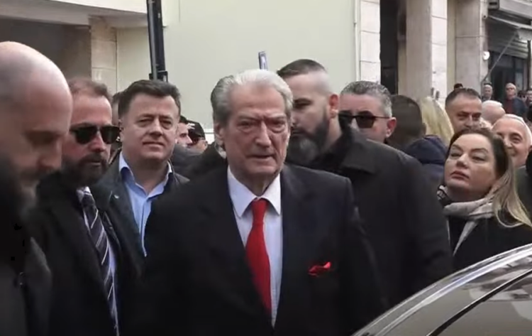 Berisha paraqitet në SPAK, pritet me ovacione nga mbështetësit e tij