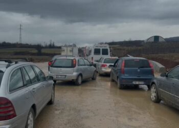 “Rrugë elektorale”/ Paralizohet qarkullimi në Maqellarë – Peshkopi, të bllokuar edhe të sëmurë që ishin nisur në spital