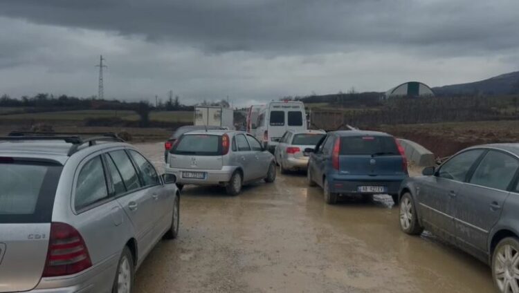 “Rrugë elektorale”/ Paralizohet qarkullimi në Maqellarë – Peshkopi, të bllokuar edhe të sëmurë që ishin nisur në spital