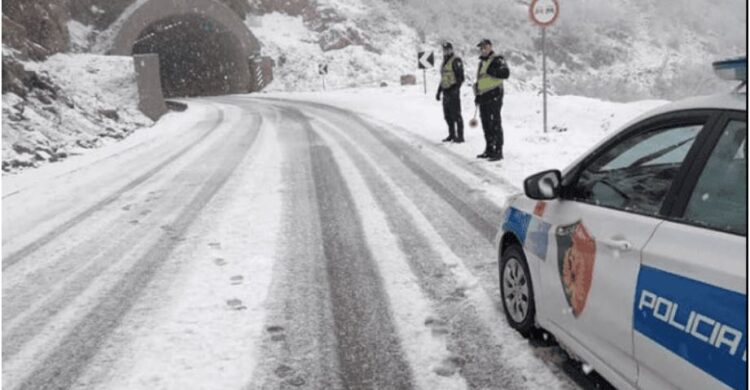 Reshjet e borës/ Situatë problematike në Dibër, Bypass-i i Murrizit vijon i bllokuar