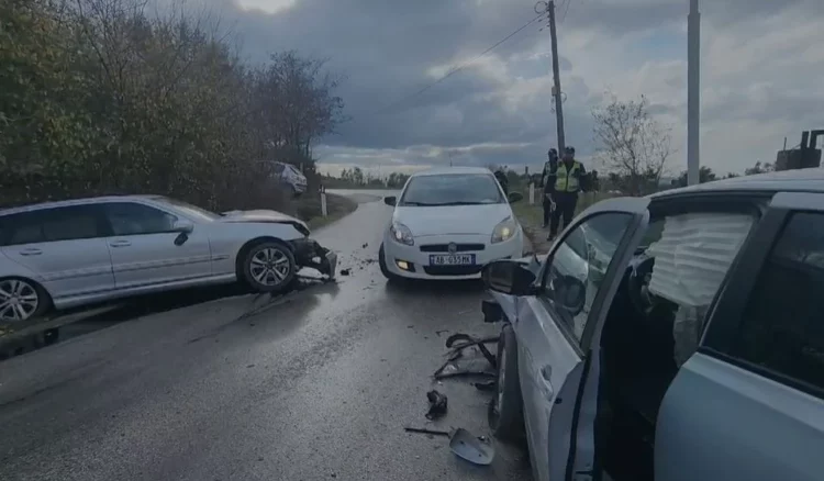 Aksident i rëndë në Fier, plagosen dy drejtuesit e mjeteve