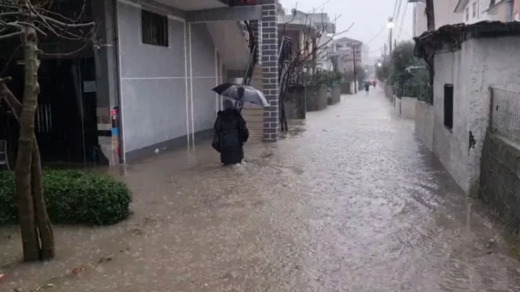 Ku shkuan milionat? Përmbytet Durrësi, vijon prania e ujit në shumë banesa dhe evakuimi i familjeve