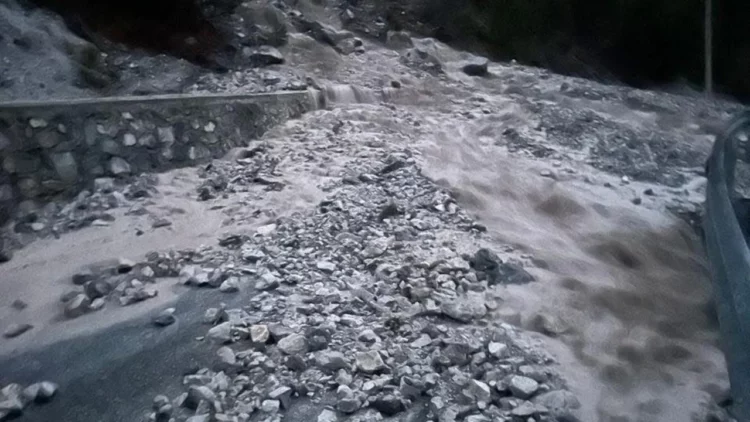 Rrëshqitje gurësh në Shkodër, bllokohet rruga Theth-Ndërlysaj dhe kanali i ujit që furnizon HEC-in