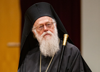 Greqia nderon Janullatos/ Në Mitropolinë e Athinës mbahet liturgjia hyjnore, merr pjesë dhe Mitsotakis