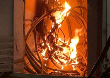 Zjarri në një kabinë elektrike në Tiranë, humb jetën një person