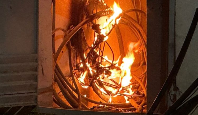 Zjarri në një kabinë elektrike në Tiranë, humb jetën një person