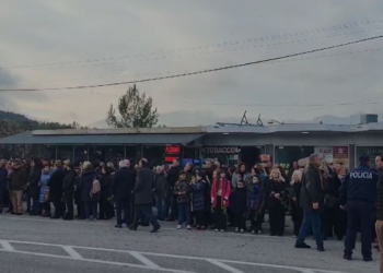 Kortezhi i kryepeshkopit Janullatos mbërrin në Shqipëri, dhjetëra qytetarë i japin lamtumirën në Kakavijë