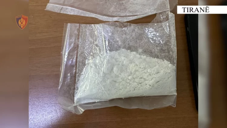 U kapën duke shitur kokainë pranë një qendre tregtare në Tiranë, arrestohen tre të rinjtë (Emrat)