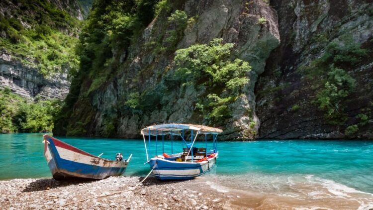 Gjendet pa shenja jete një person në liqenin e Komanit