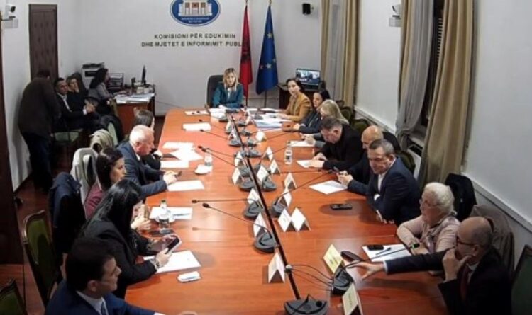 Komisioni i Medias kërkon ndërprerjen e garës për drejtorin e RTSH