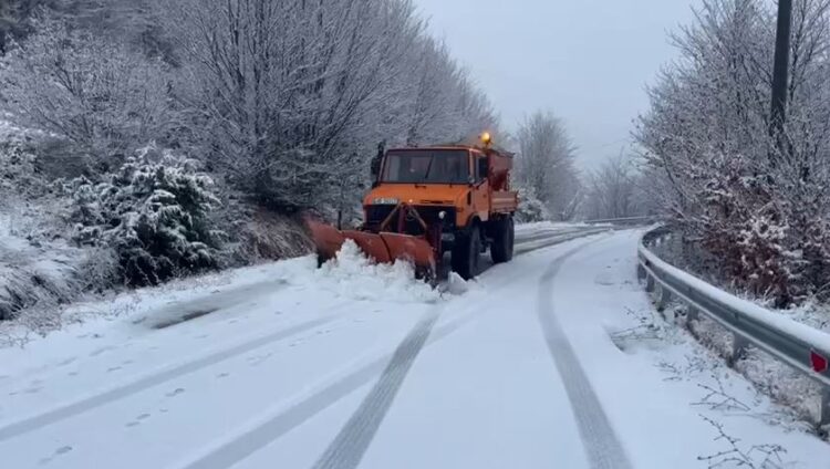 Rikthehet dëbora në Korçë, probleme në rrugë, ARRSH apel shoferëve