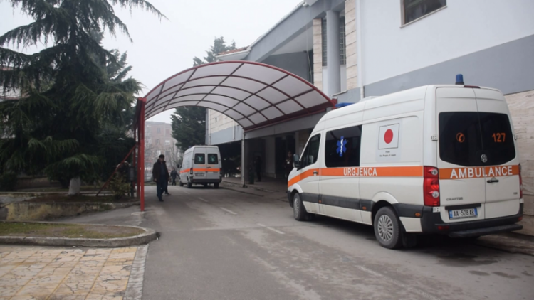 E pazakontë në Korçë, hyn me bidon benzine në spital dhe kërcënon stafin