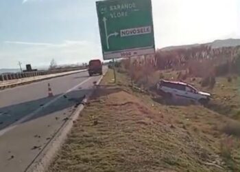 Makina përplaset me trafikndarësen dhe del nga rruga në Levan-Vlorë, plagoset shoferi