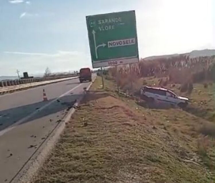 Makina përplaset me trafikndarësen dhe del nga rruga në Levan-Vlorë, plagoset shoferi