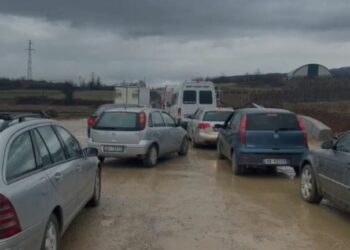 Prej 3 orësh paralizohet qarkullimi në rrugën Maqellarë – Peshkopi, mes të bllokuarve edhe të sëmurë