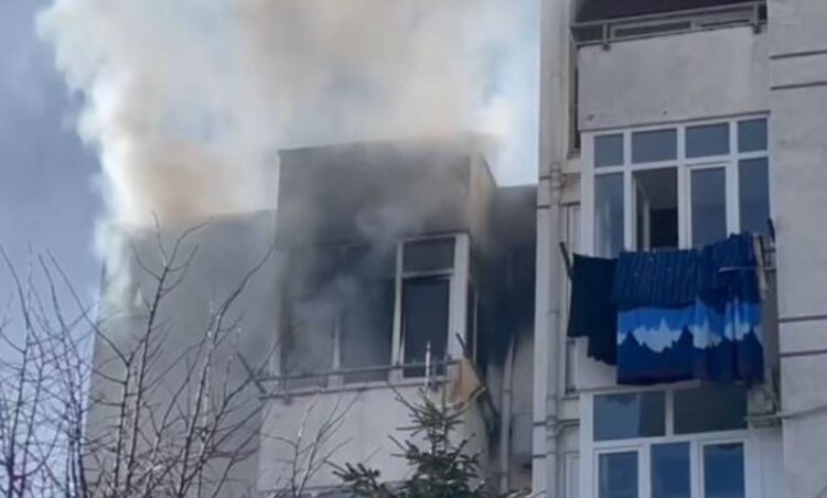 Merr flakë apartamenti në një pallat në Kukës