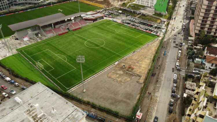 Investimet në “Shtëpinë e Futbollit”/ Pas fushës së tretë me bar natyral, nis ndërtimi i një mini-fushe të re