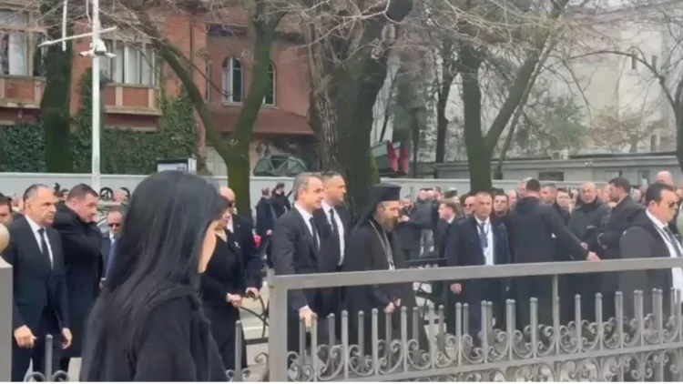 Mitsotakis pritet me thirrje në homazhet e Kryepeshkopit Janullatos: Rroftë Çamëria!